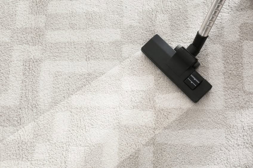 pulizia-moquette-con-aspirapolvere-a-secco