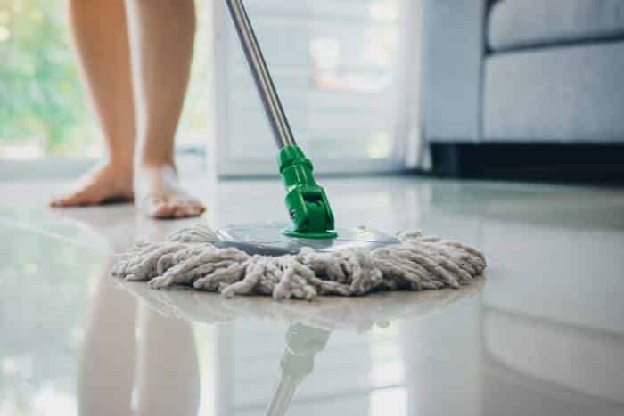 esempio di donna che pulisce linoleum