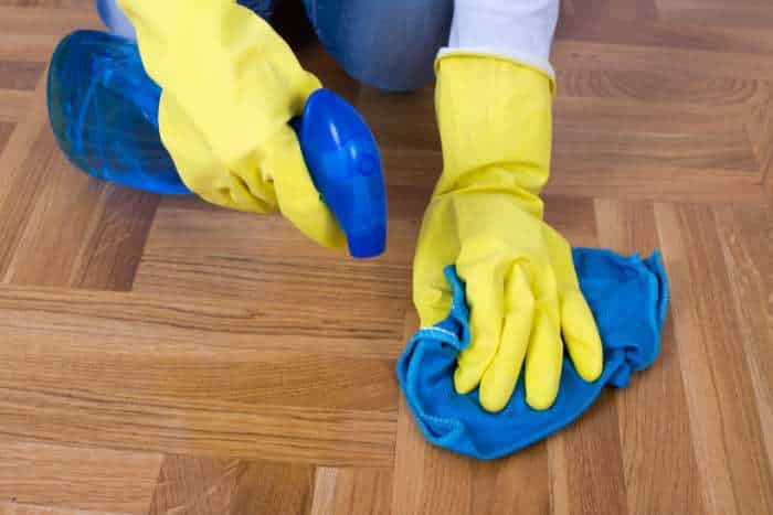 foto di come pulire il parquet