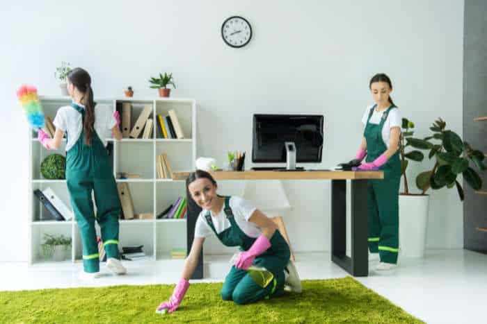 donne che eseguono pulizia per casa vacanze