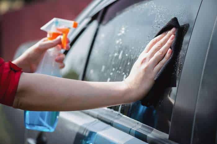 Come pulire i vetri dell'auto