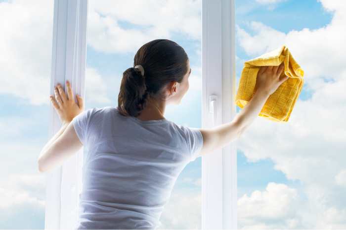 Esempio di come pulire i vetri senza aloni