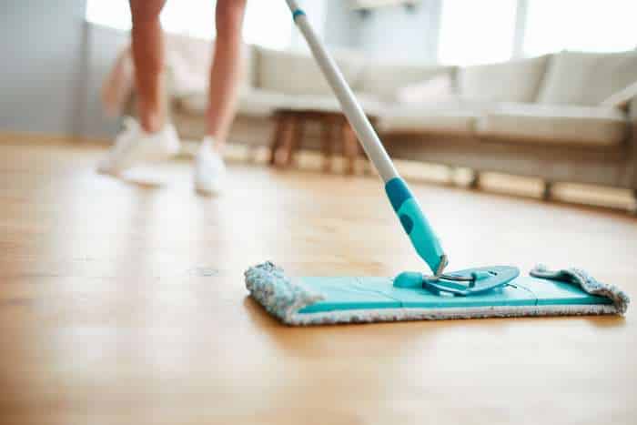 pulire il parquet immagine