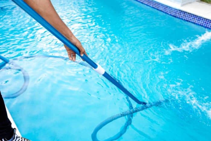 Pulizia della piscina